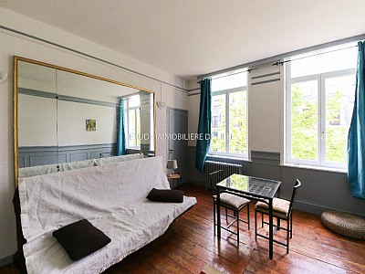 Studio meublé lumineux avec cuisine séparée – 658 € CC