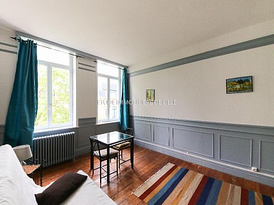 Studio meublé lumineux avec cuisine séparée – 658 € CC