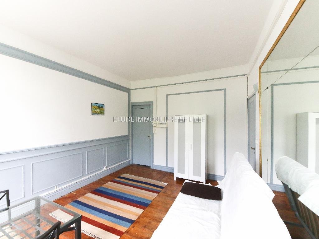 Studio meublé lumineux avec cuisine séparée – 658 € CC