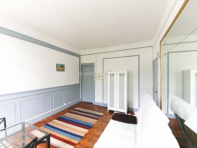 Studio meublé lumineux avec cuisine séparée – 658 € CC