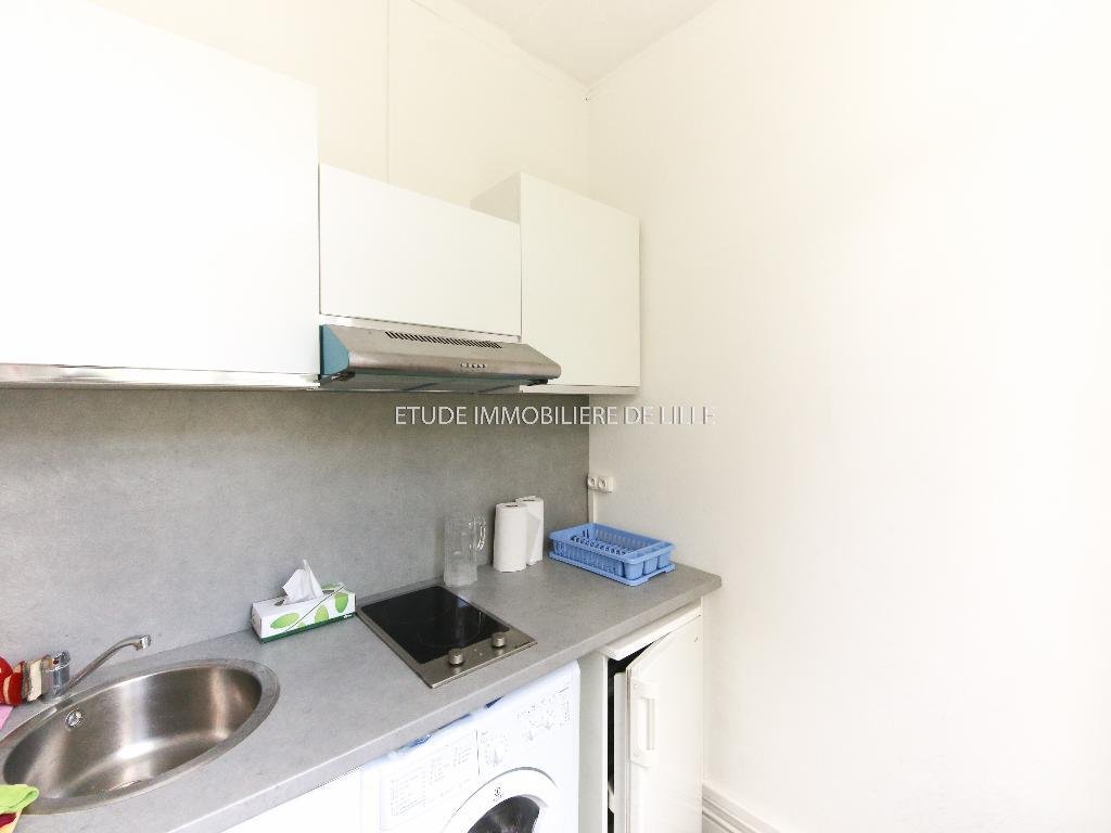 Studio meublé lumineux avec cuisine séparée – 658 € CC