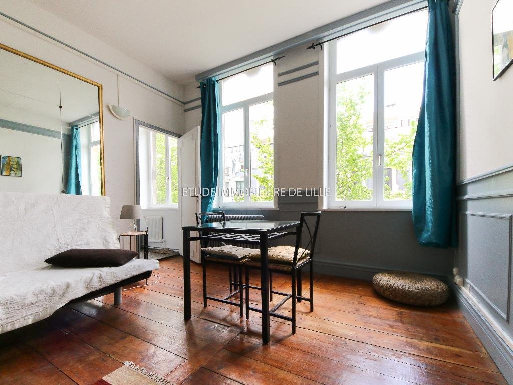 Studio meublé lumineux avec cuisine séparée – 658 € CC