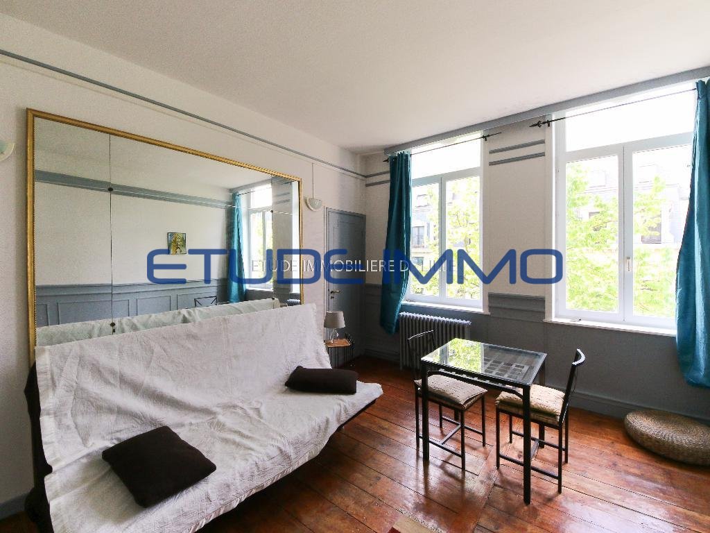Studio meublé lumineux avec cuisine séparée – 658 € CC