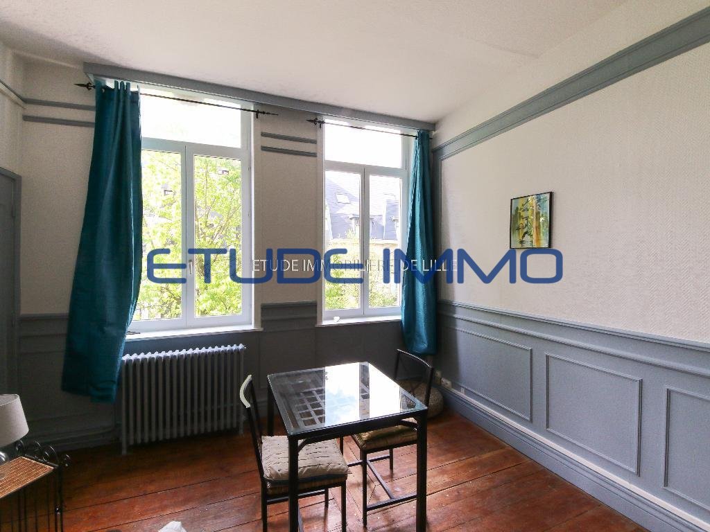 Studio meublé lumineux avec cuisine séparée – 658 € CC