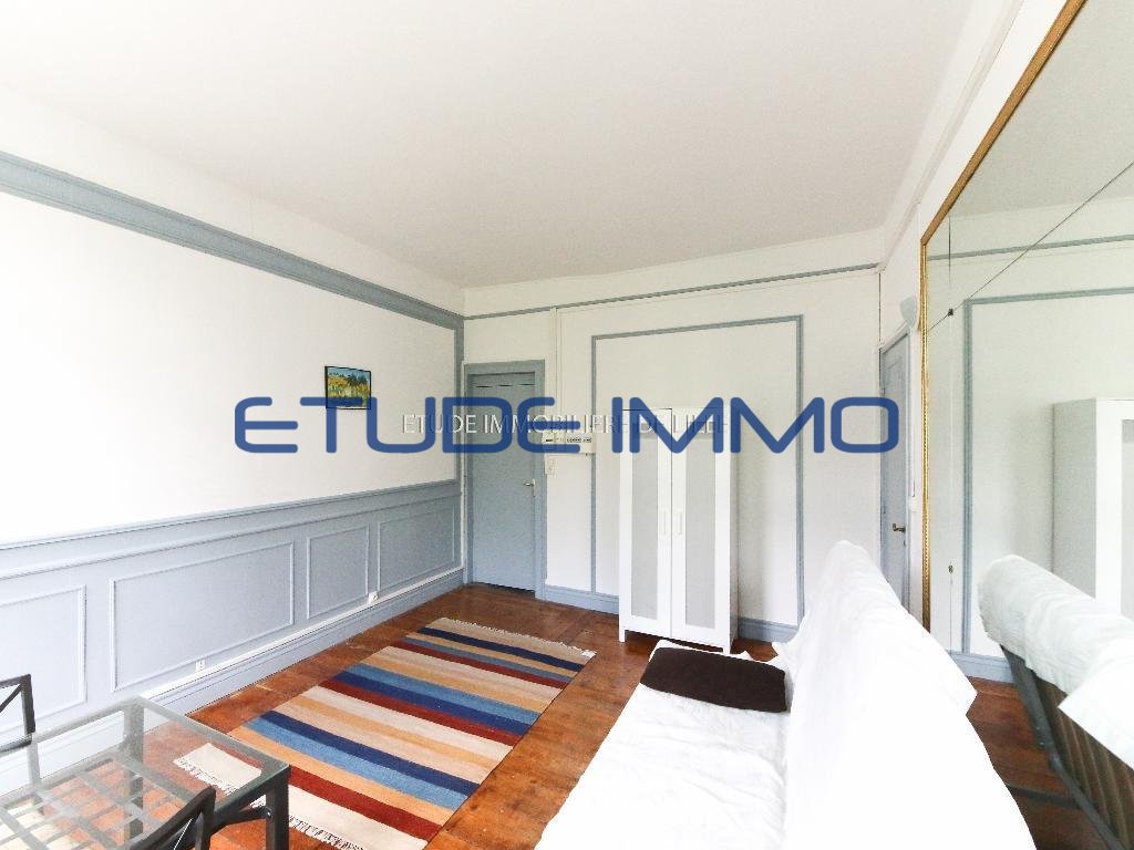 Studio meublé lumineux avec cuisine séparée – 658 € CC