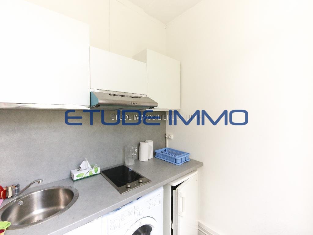 Studio meublé lumineux avec cuisine séparée – 658 € CC