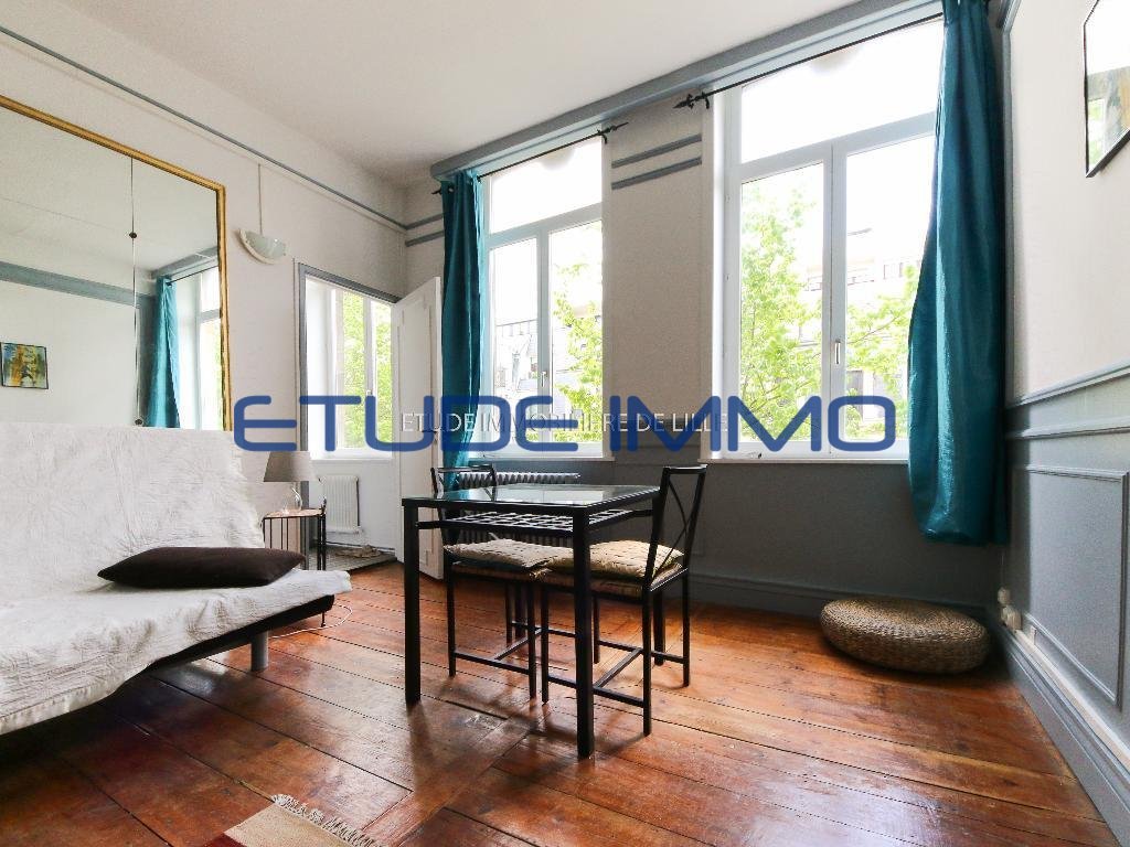 Studio meublé lumineux avec cuisine séparée – 658 € CC